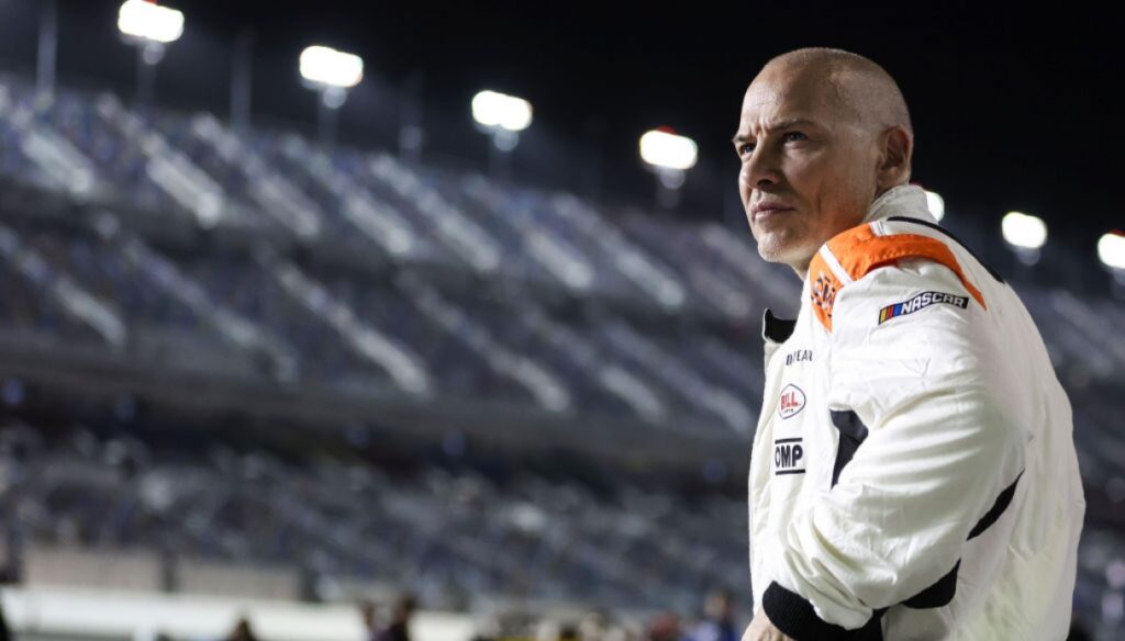 Jacques Villeneuve wheel-to-wheel with Lewis Hamilton