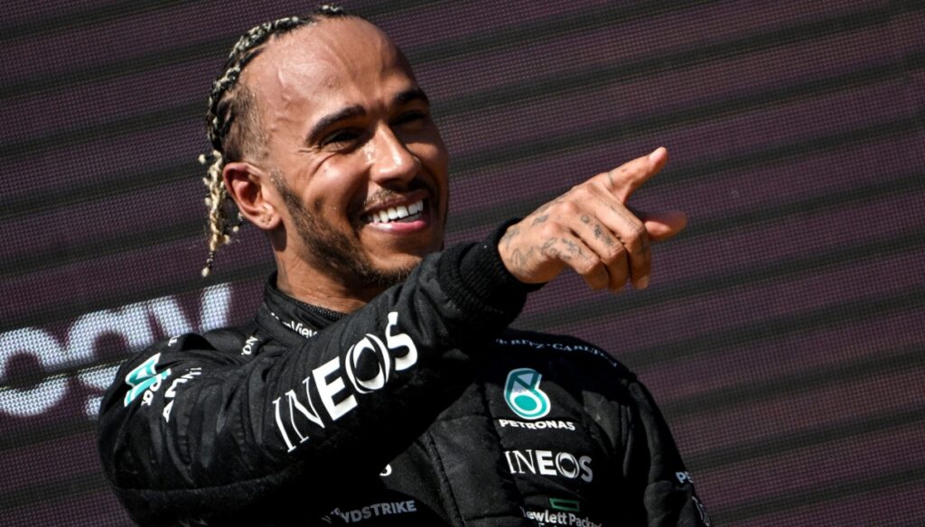 Lewis Hamilton takes up American football