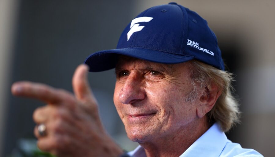 Emerson Fittipaldi points the way to Fernando Alonso