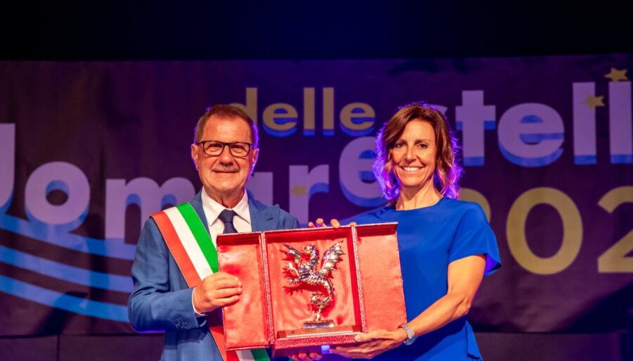 Deborah Compagnoni targeted by Enrico Papi