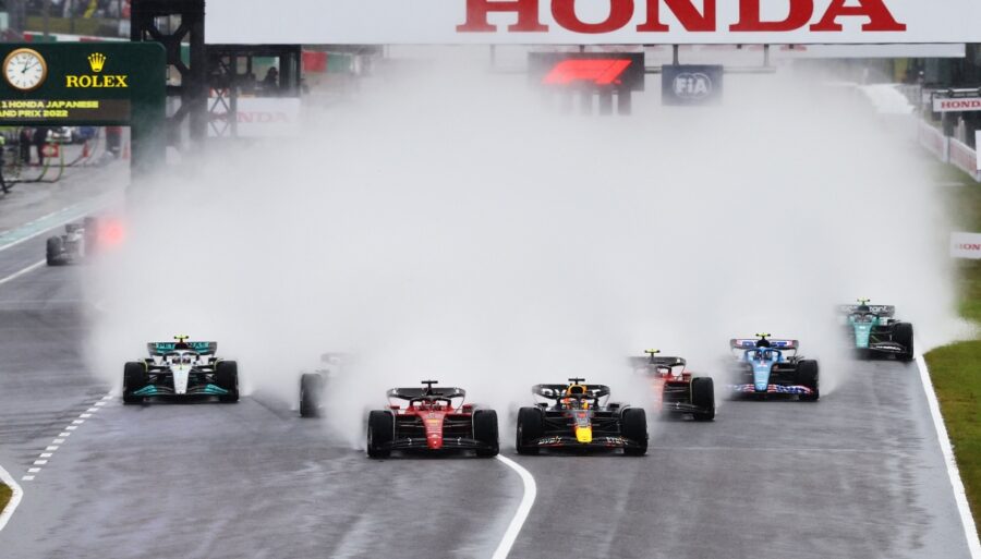 F1: tractor on track, drivers in shock. Furious Jules Bianchi’s father.