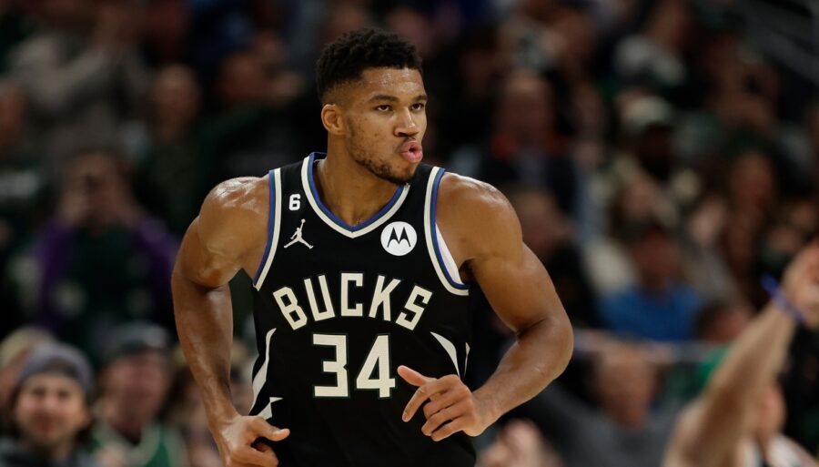 NBA, Giannis Antetokounmpo overshadows Suns