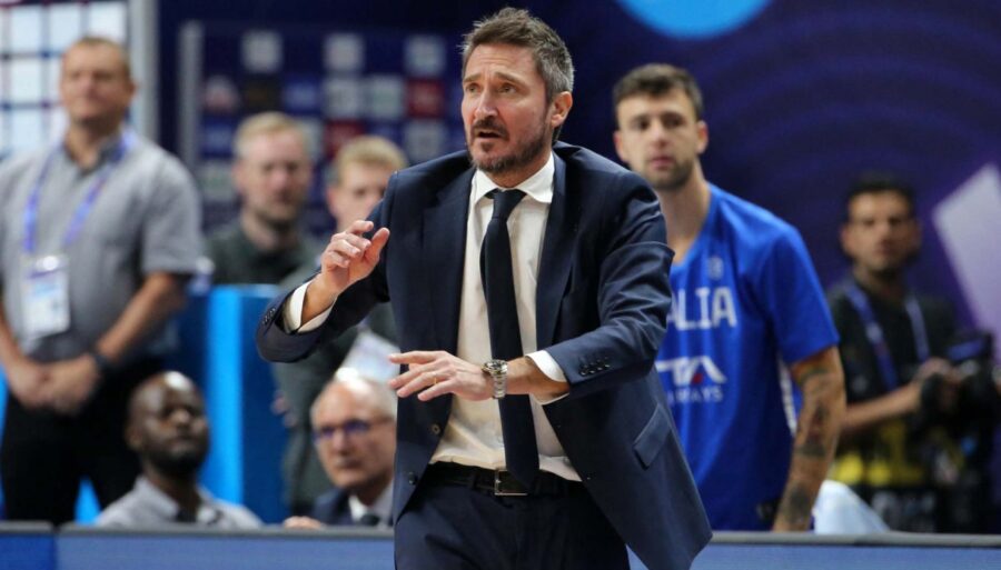 Gianmarco Pozzecco pushes Panathinaikos away.