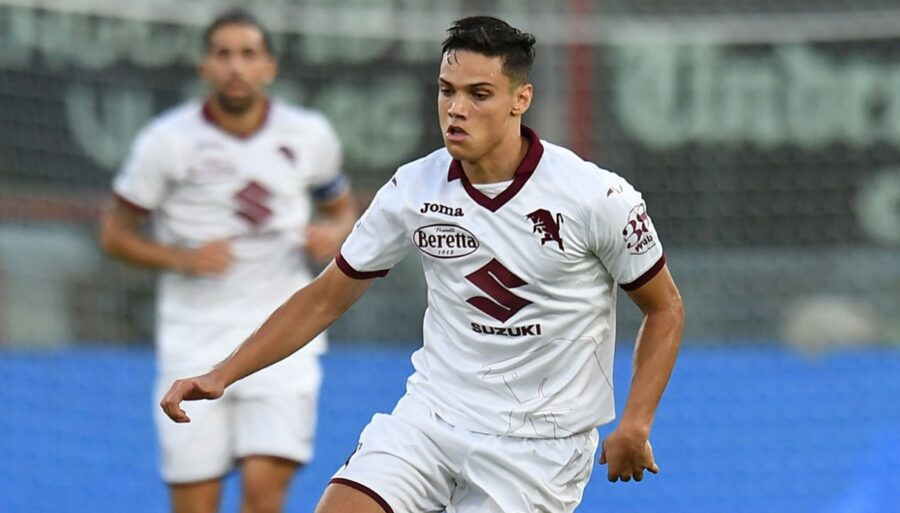 A former Torino man pulls the ears of Samuele Ricci and Pietro Pellegri