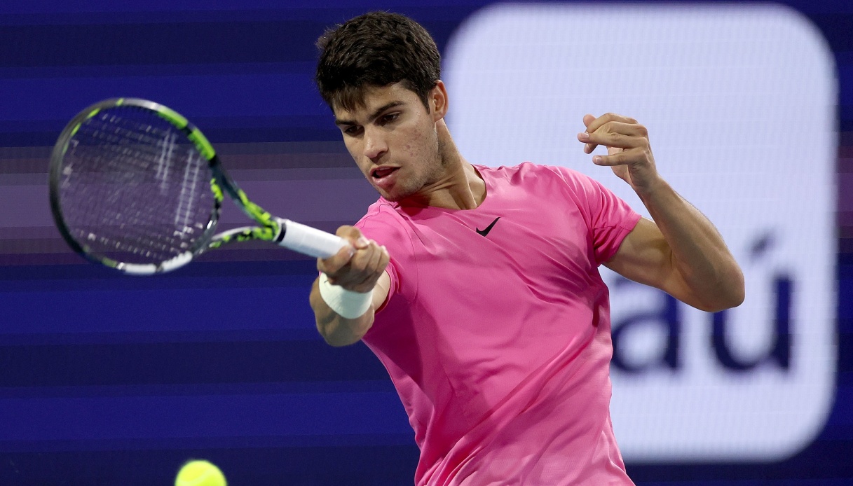 Carlos Alcaraz dominates Taylor Fritz and challenges Jannik Sinner ...