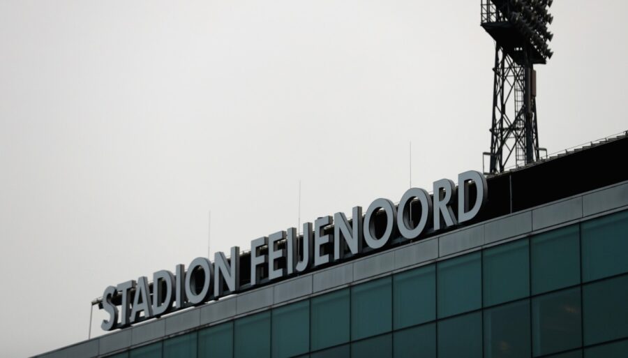 First the pall of smoke, then the lighter from the stands: madness in Feyenoord-Ajax