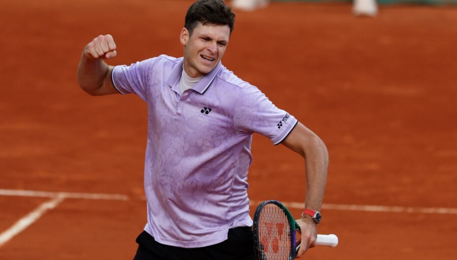 Hubert Hurkacz takes a step toward Jannik Sinner