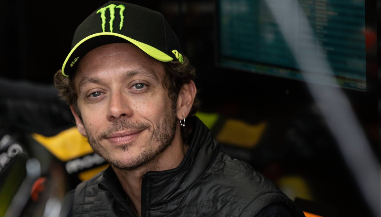 Valentino Rossi puts on a show at Brands Hatch: podium for the 'Doctor ...