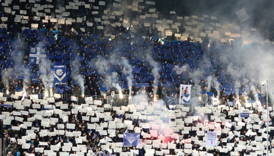 Chaos and pitch invasion in Brescia, Cosenza saved
