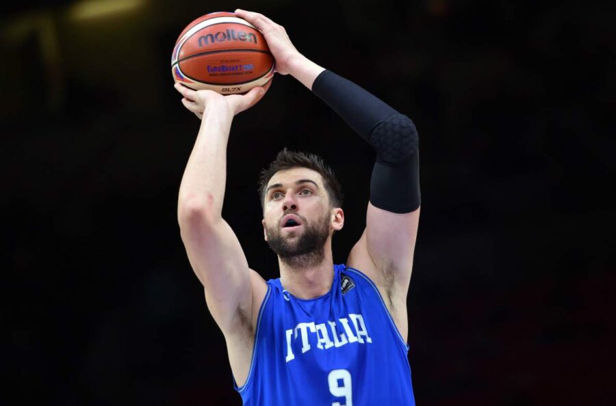 Andrea Bargnani pushes Pozzecco’s Italy.