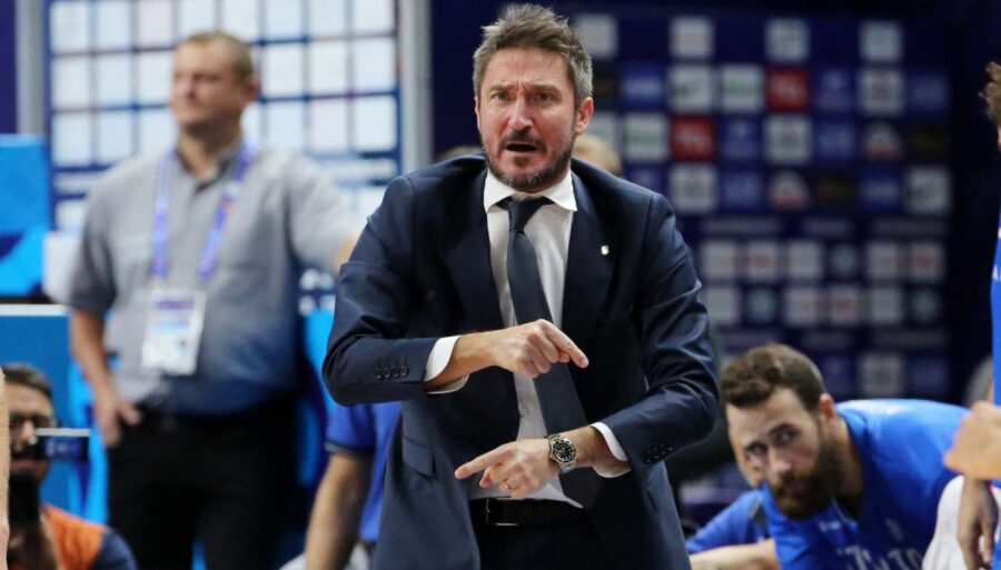 Gianmarco Pozzecco cuts off Nico Mannion