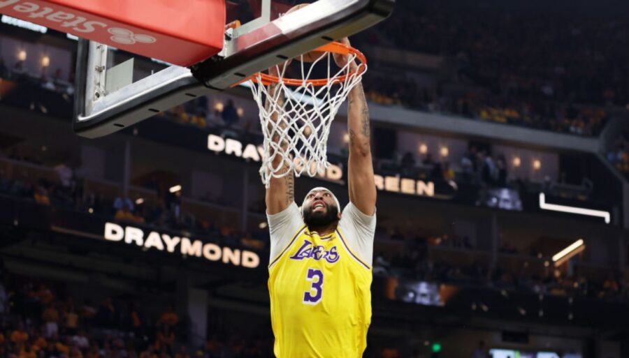 NBA, Anthony Davis renews with Los Angeles Lakers