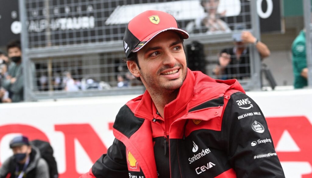 Ferrari, Carlos Sainz studies from flag - Sportal.eu