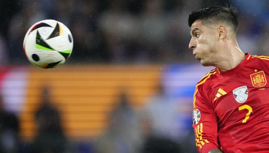 Euro 2024, Alvaro Morata exults and dribbles past Milan.