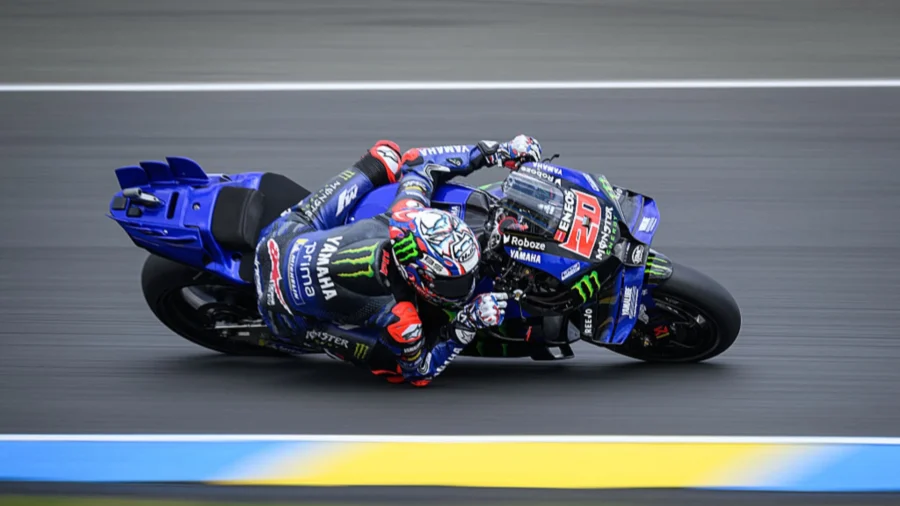 Fabio Quartararo repeats at Le Mans: his pole ahead of Marc Marquez. Bagnaia only sixth