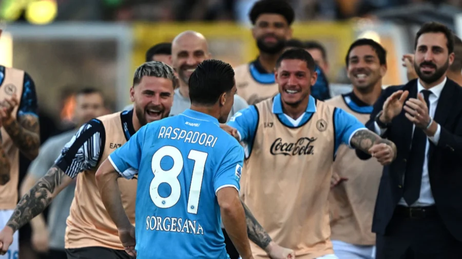 Raspadori drags Napoli to Lecce: Inter at -6