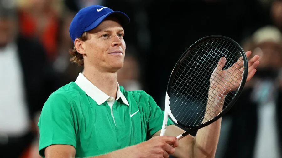 Roland Garros, Jannik Sinner takes down Arthur Rinderknech in three sets