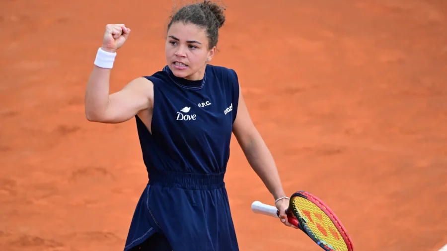 When does Jasmine Paolini play at Roland Garros: background with Yue Yuan
