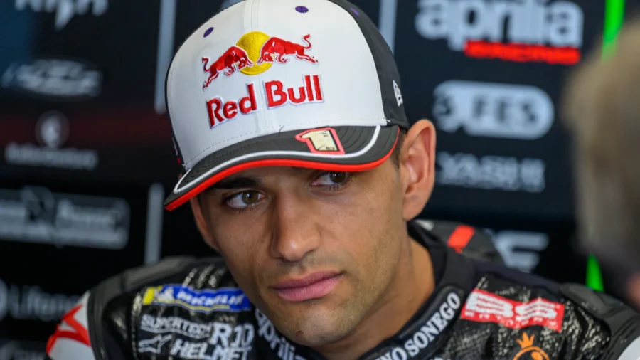 Jorge Martin restarts Valencia with double long lap penalty