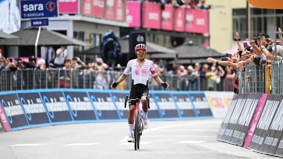 Giro 2025: Richard Carapaz strikes a blow in Castelnovo ne&apos; Monti, Isaac Del Toro still in pink
