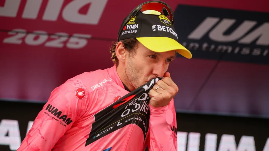 Giro d&apos;Italia, Simon Yates incredulous after reversal: "It&apos; like a fairy tale"