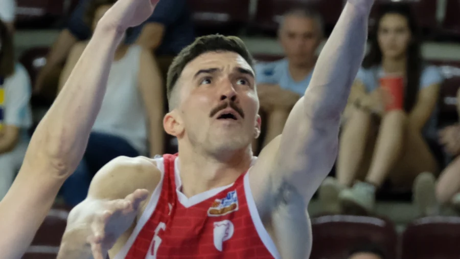 Lorenzo Saccaggi chooses the red and white again