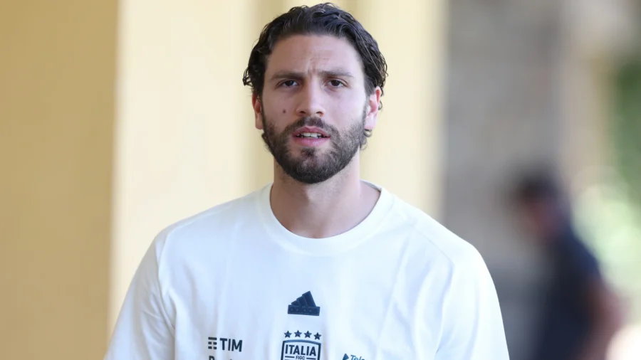 Manuel Locatelli forced to leave Italy&apos;s training camp