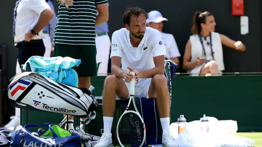 Wimbledon, immediately out are Daniil Medvedev, Stefanos Tsitsipas and Holger Rune