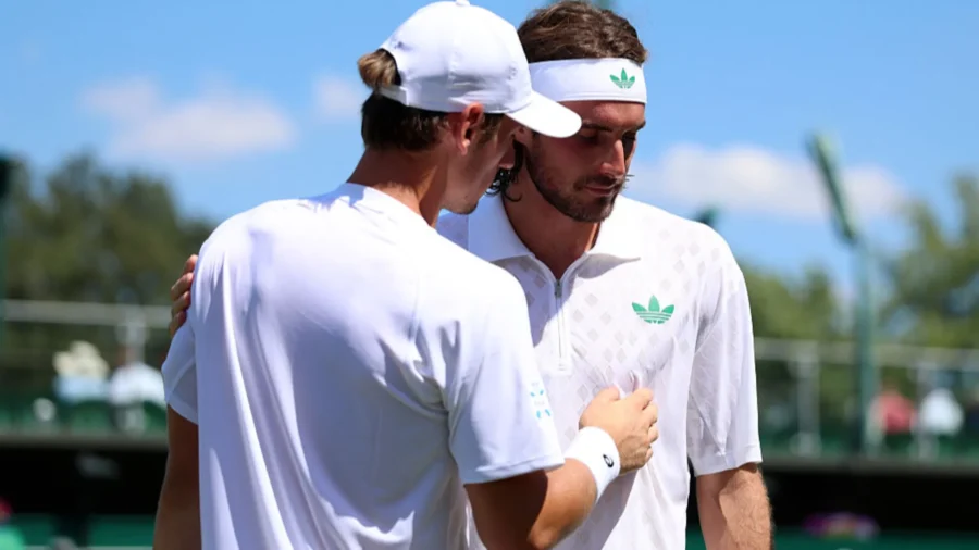 Wimbledon, Stefanos Tsitsipas and Holger Rune raise the white flag