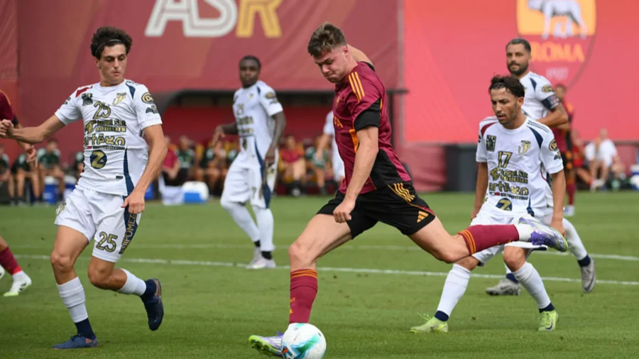 Roma, goleada victory: Evan Ferguson immediately signs a poker
