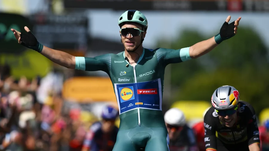 Jonathan Milan breaks Blue fast at Tour de France