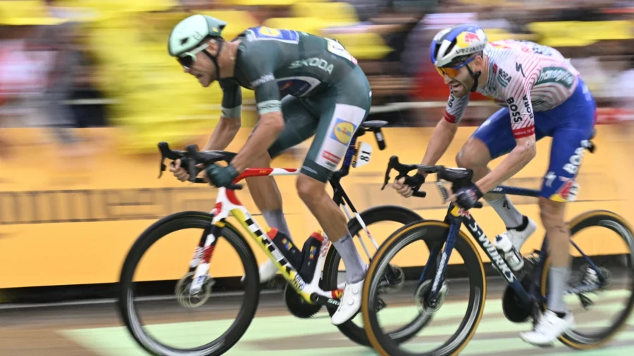 Tour de France, Jonathan Milan escapes a crash in the last km and wins the sprint to Valence