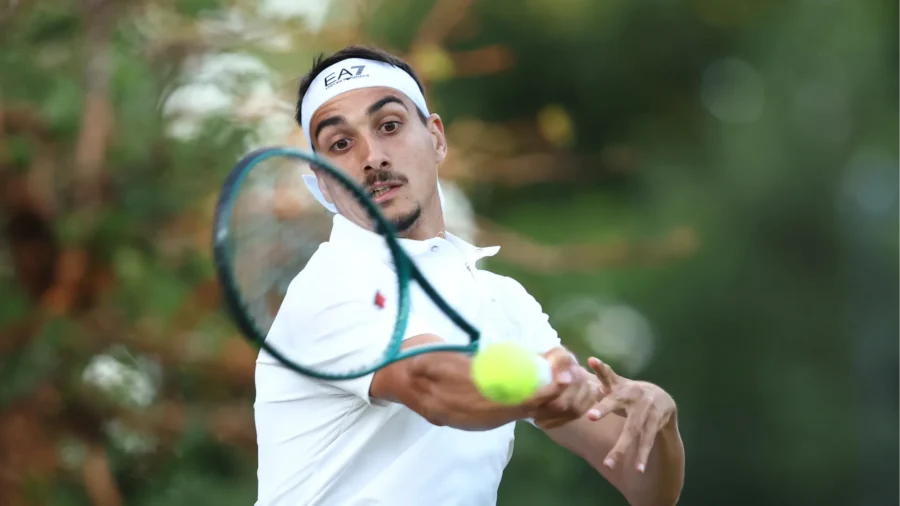 When Lorenzo Sonego plays Lorenzo Sonego at Wimbledon: background with Brandon Nakashima