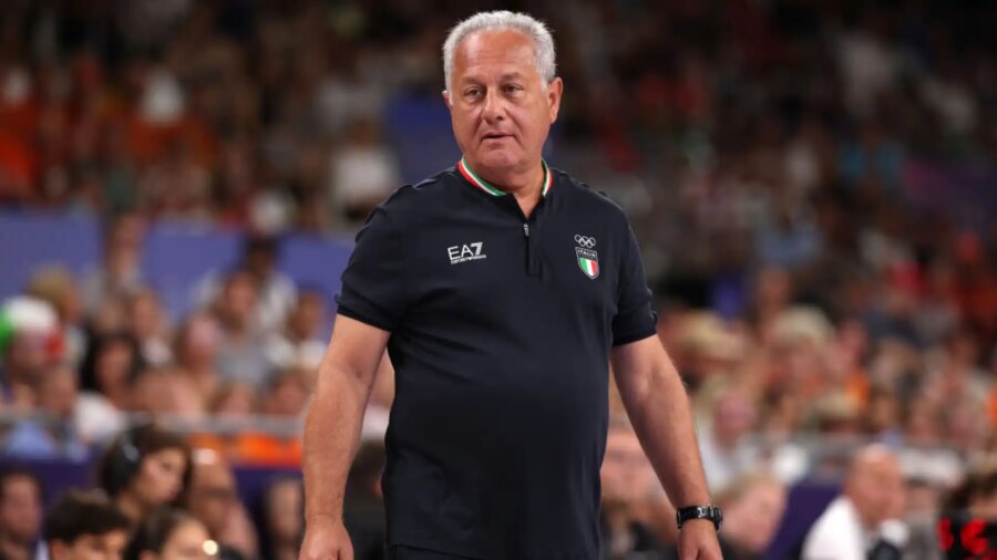 Julio Velasco charges the Azzurre ahead of the World Cup round of 16