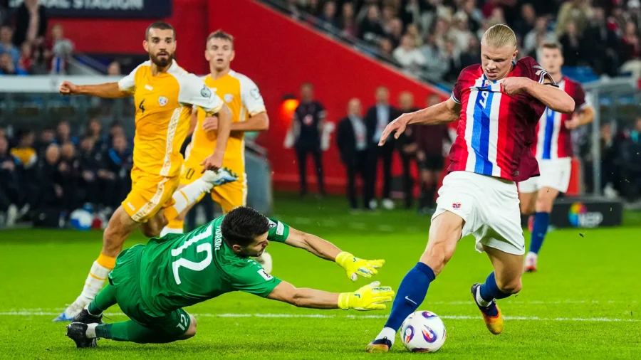 Norway-Moldova 11-1: Erling Haaland makes excuses to the distraught Cristian Avram. Who seems to respond
