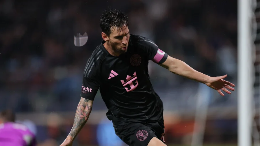 Lionel Messi puts on another show: another double and playoffs assured