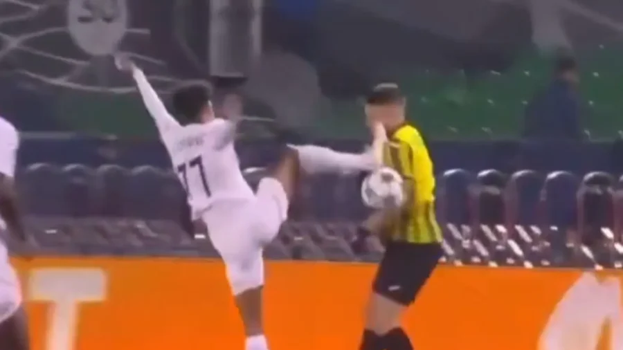 Joao Correia like Van Damme: ejected after 4 minutes for flying kick