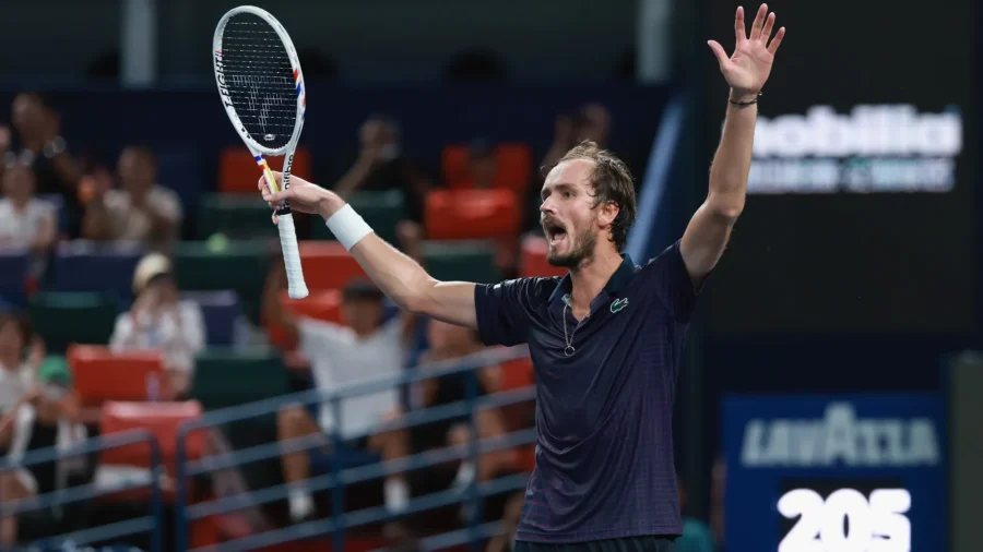 Daniil Medvedev is back: De Minaur knocked out, is in semifinals in Shanghai