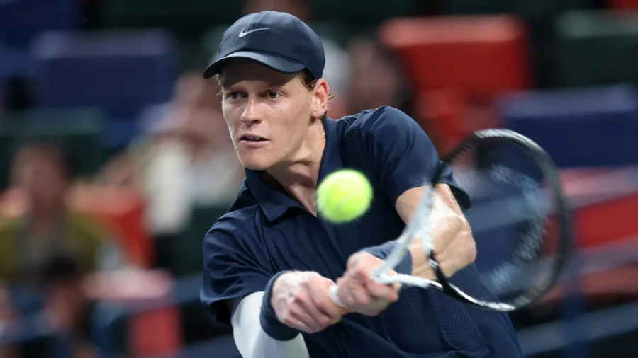 Six Kings Slam: Jannik Sinner sweeps Stefanos Tsitsipas and goes to semifinals
