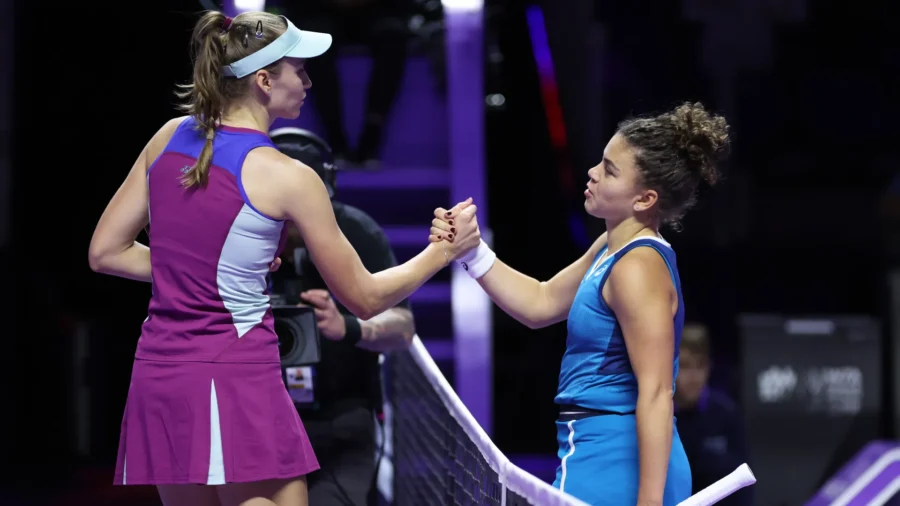 Elena Rybakina between Jasmine Paolini and the WTA Finals