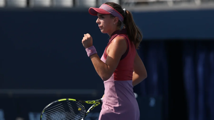 WTA Wuhan, qualifying: Lucia Bronzetti smiles, Elisabetta Cocciaretto does not