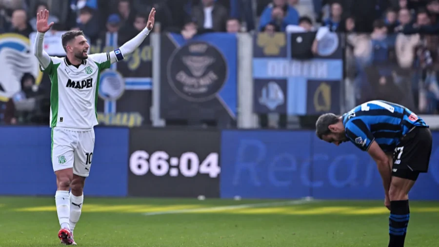 Domenico Berardi exalts himself in Bergamo, Atalanta increasingly down