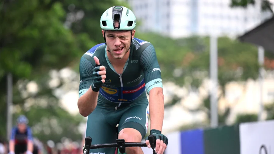 Jonathan Milan wins the Singapore Criterium