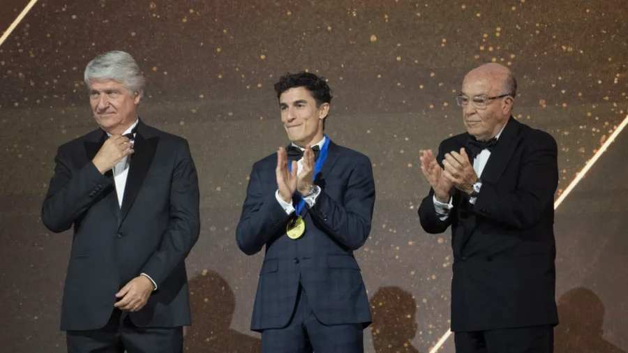 Embarrassment in MotoGP: Valentino Rossi booed in Valencia, Marc Marquez defends him