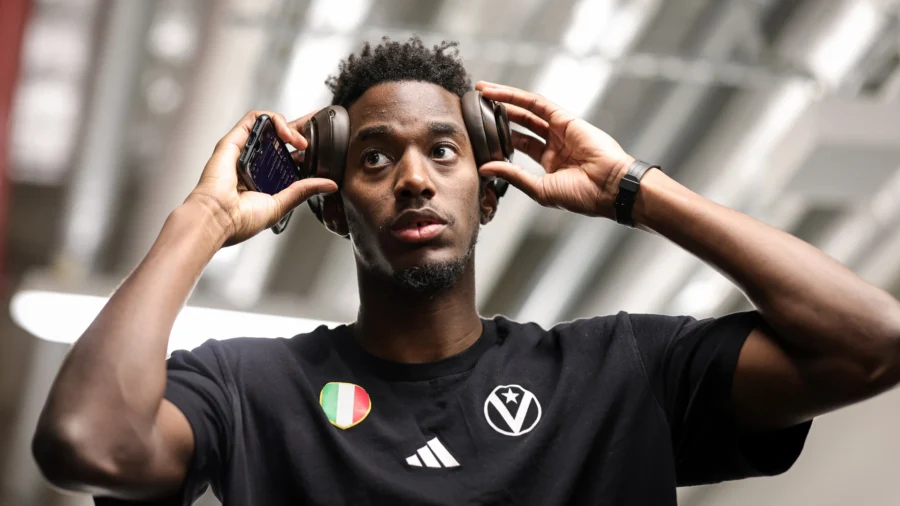 Virtus Bologna blocks Nicola Akele: no national team. Head coach Luca Banchi runs for cover.