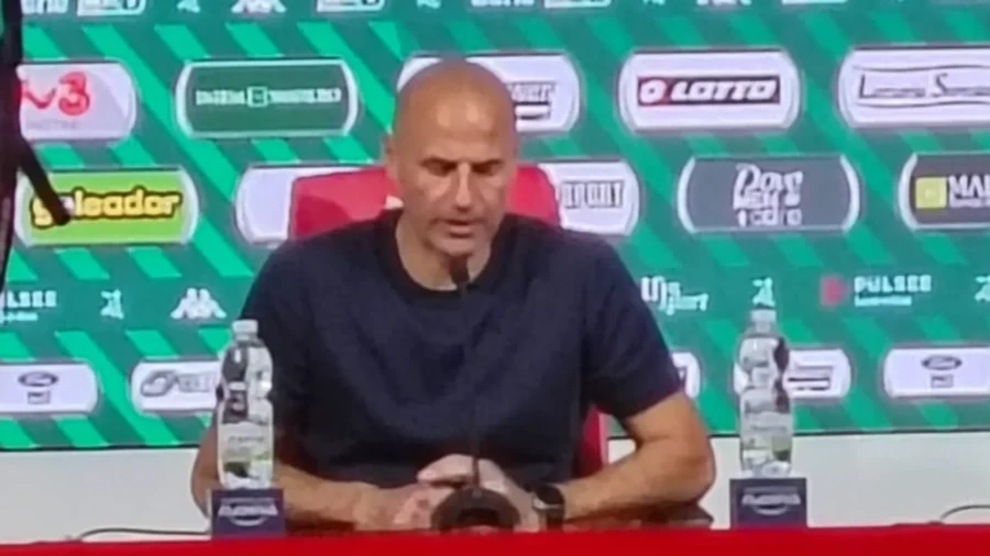 White plays fireman: "Records don’t count"