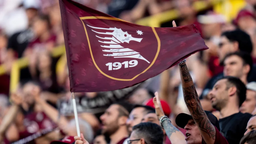 Fear during Salernitana-Crotone, ambulance on the field