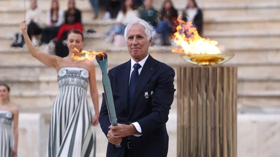Milan-Cortina 2026, the handover of the Olympic flame to&apos;Italy
