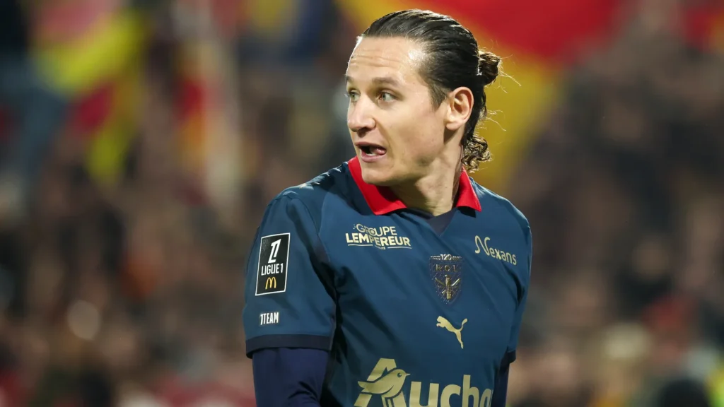 Florian Thauvin in Lens' navy away kit during a Ligue 1 match